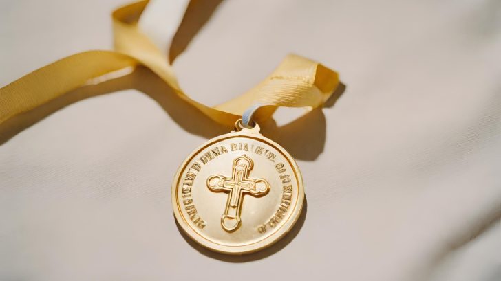 Médaille de baptême en or chez AUGIS : la perfection incarnée