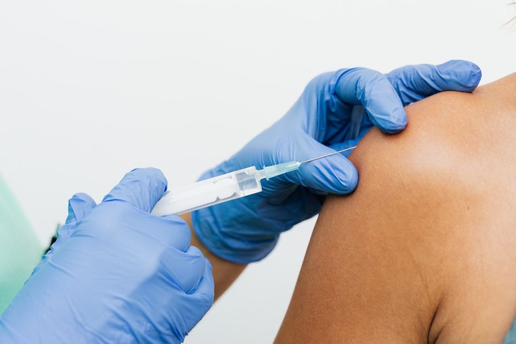 découvrez la liste des vaccins recommandés à l'âge adulte pour une meilleure protection contre les maladies. conseils pratiques et informations essentielles sur les rappels vaccinaux à ne pas négliger.